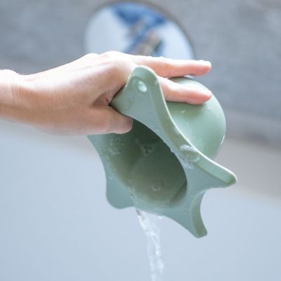 Kindsgut Duschhilfe aus ressourcenschonendem Silikon in niedlicher Seestern Form als Haarspuelbecher fuer Babys und Kinder zum traenenfreien Haerewaschen im Badezimmer erhaeltlich im Babyladen Erlangen https://www.babyladen-erlangen.de/kindsgut-duschhilfe-seestern-silikon